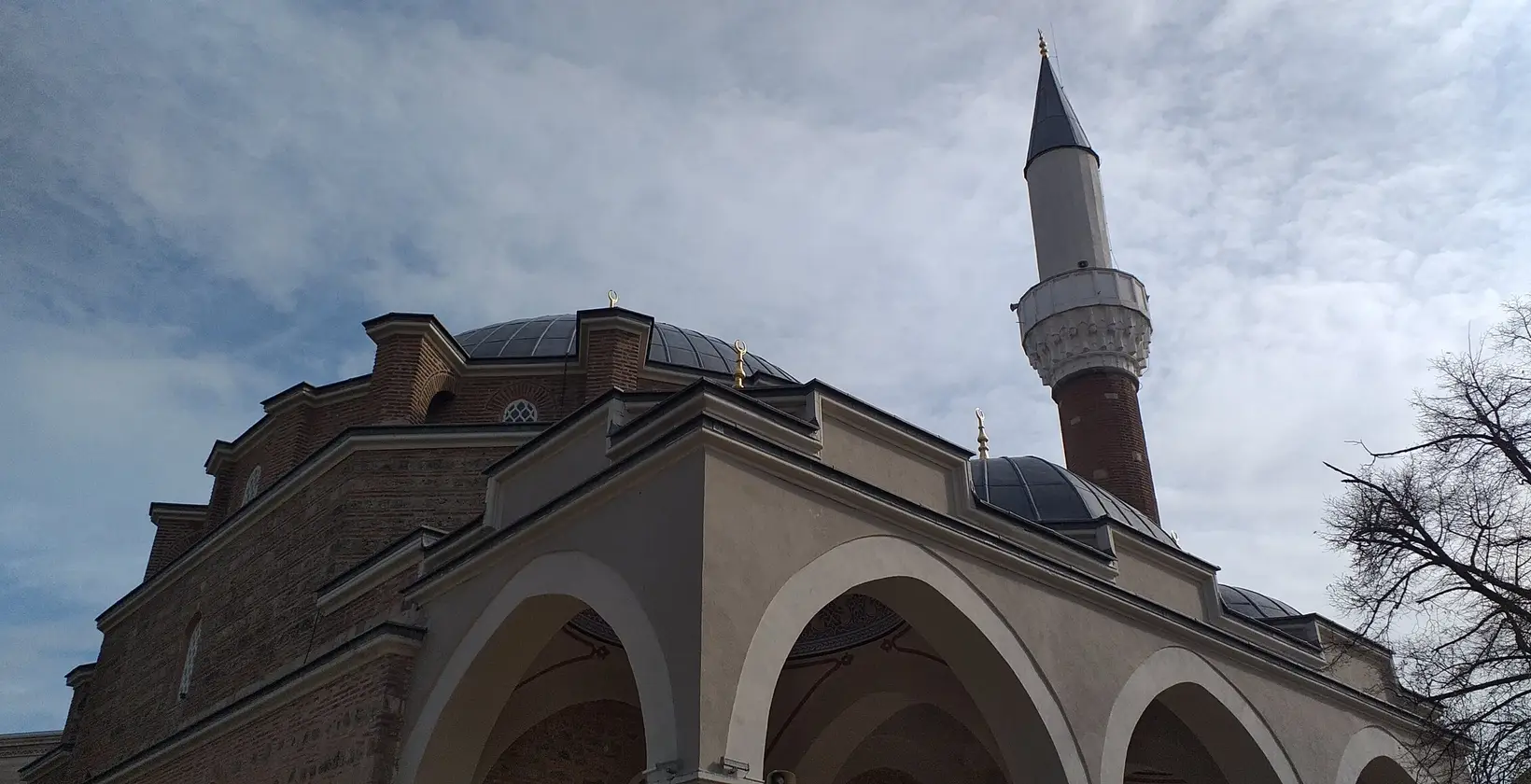 Портикът и минарето на джамия Баня баши